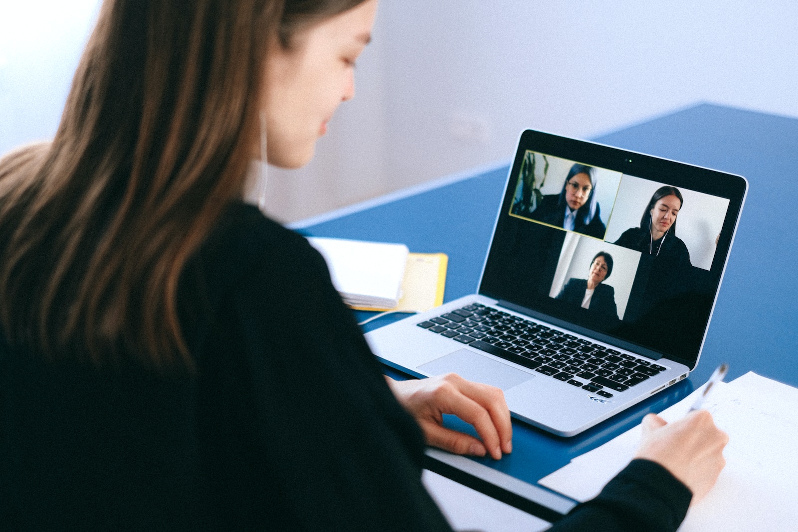 Du contact froid à la relation de confiance : les étapes clés